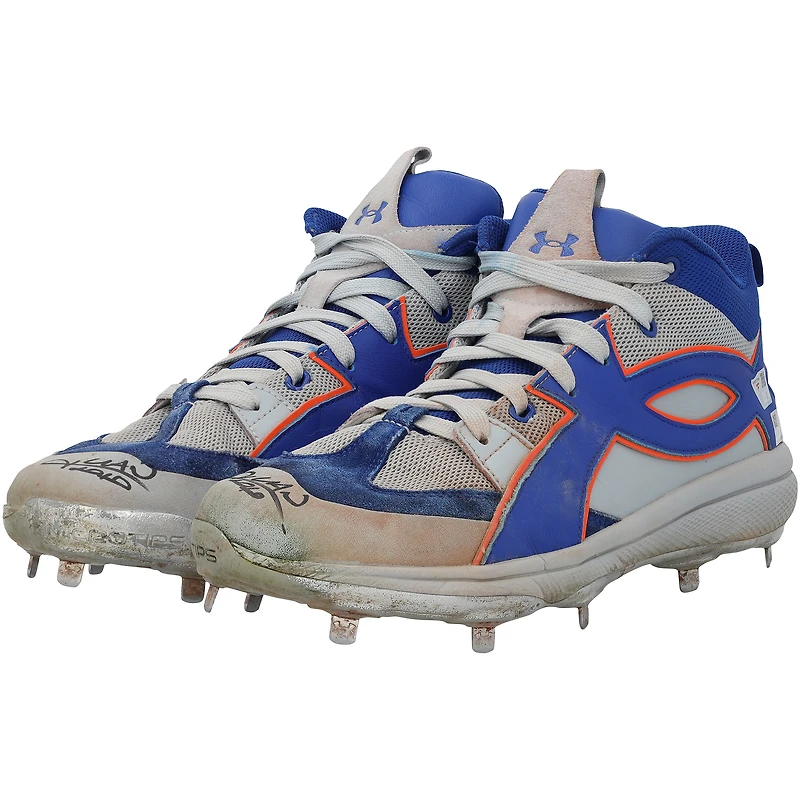 Crampons Under Armour gris et bleus portés par Juan Soto (New York Mets) lors du match contre les Phillies de Philadelphie le 25 août 2025 (manches 4 et 5), et autographiés par ce dernier.