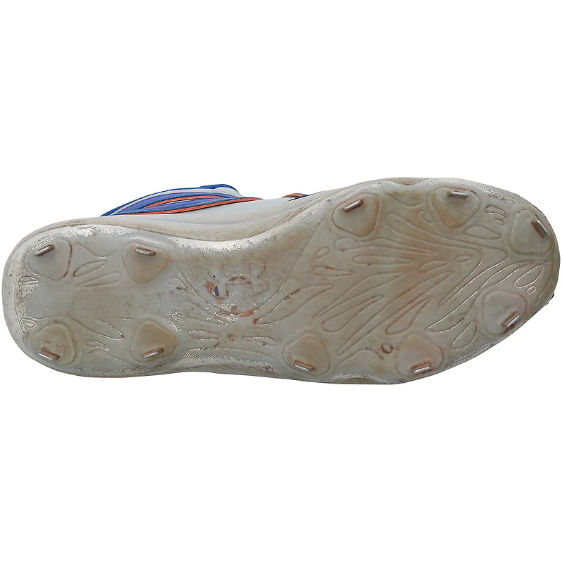 Crampons Under Armour gris et bleus portés par Juan Soto (New York Mets) lors du match contre les Phillies de Philadelphie le 25 août 2025 (manches 4 et 5), et autographiés par ce dernier.