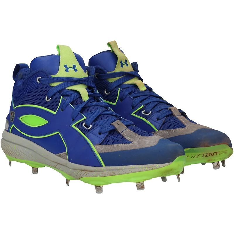 Chaussures à crampons Under Armour bleu royal/vert fluo de Juan Soto, portées lors du match contre les Phillies de Philadelphie le 25 août 2025, lors de la 3e manche.