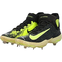 Crampons Nike noirs et jaunes portés par Pete Alonso (New York Mets) lors du match contre les Braves d'Atlanta le 23 juin 2025, et autographiés par ce dernier.