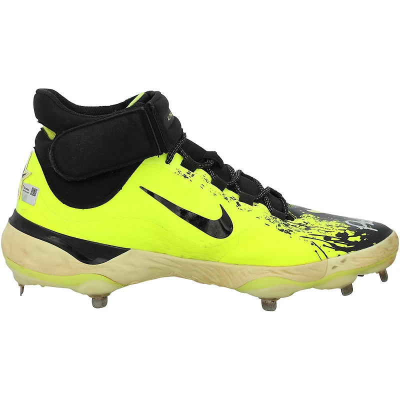 Crampons Nike noirs et jaunes portés par Pete Alonso (New York Mets) lors du match contre les Braves d'Atlanta le 23 juin 2025, et autographiés par ce dernier.