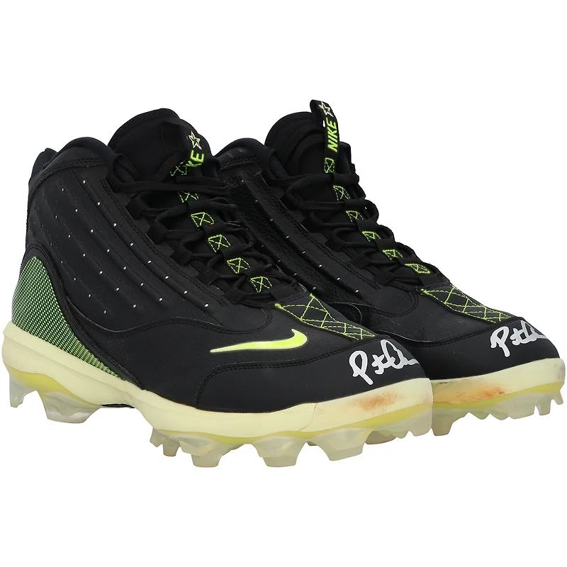 Crampons Nike noirs autographiés et portés par Pete Alonso, des Mets de New York, lors de la saison 2025 de la MLB.