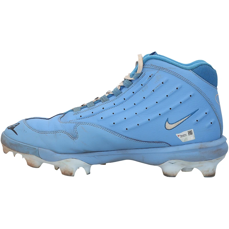 Crampons Nike bleus autographiés par Pete Alonso, portés lors d'un match des Mets de New York (saison 2025 de la MLB).