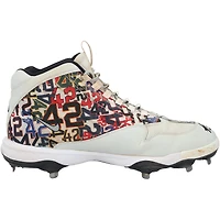 Crampons Nike gris et noirs autographiés par Pete Alonso, portés lors d'un match des Mets de New York (saison 2025 de la MLB).