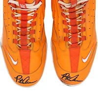 Crampons Nike orange autographiés par Pete Alonso, portés lors d'un match des Mets de New York (saison 2025 de la MLB).