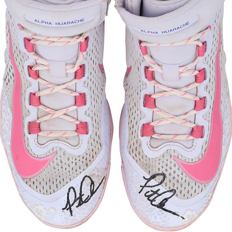 Crampons Nike roses autographiés par Pete Alonso, portés lors d'un match des Mets de New York (saison 2025 de la MLB).