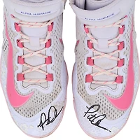 Crampons Nike roses autographiés par Pete Alonso, portés lors d'un match des Mets de New York (saison 2025 de la MLB).