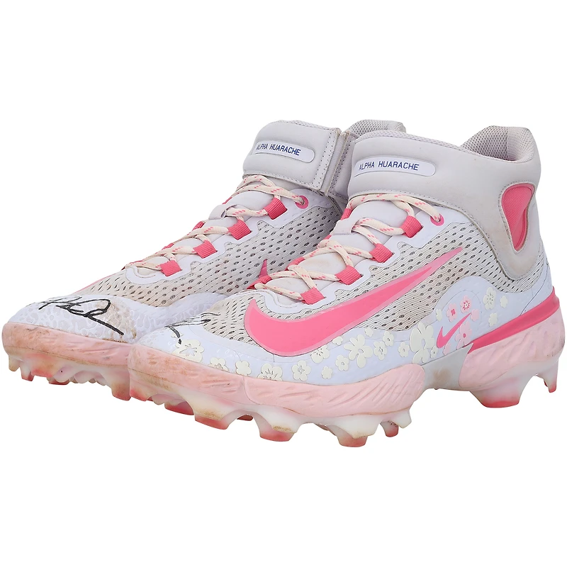 Crampons Nike roses autographiés par Pete Alonso, portés lors d'un match des Mets de New York (saison 2025 de la MLB).