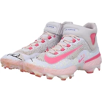 Crampons Nike roses autographiés par Pete Alonso, portés lors d'un match des Mets de New York (saison 2025 de la MLB).