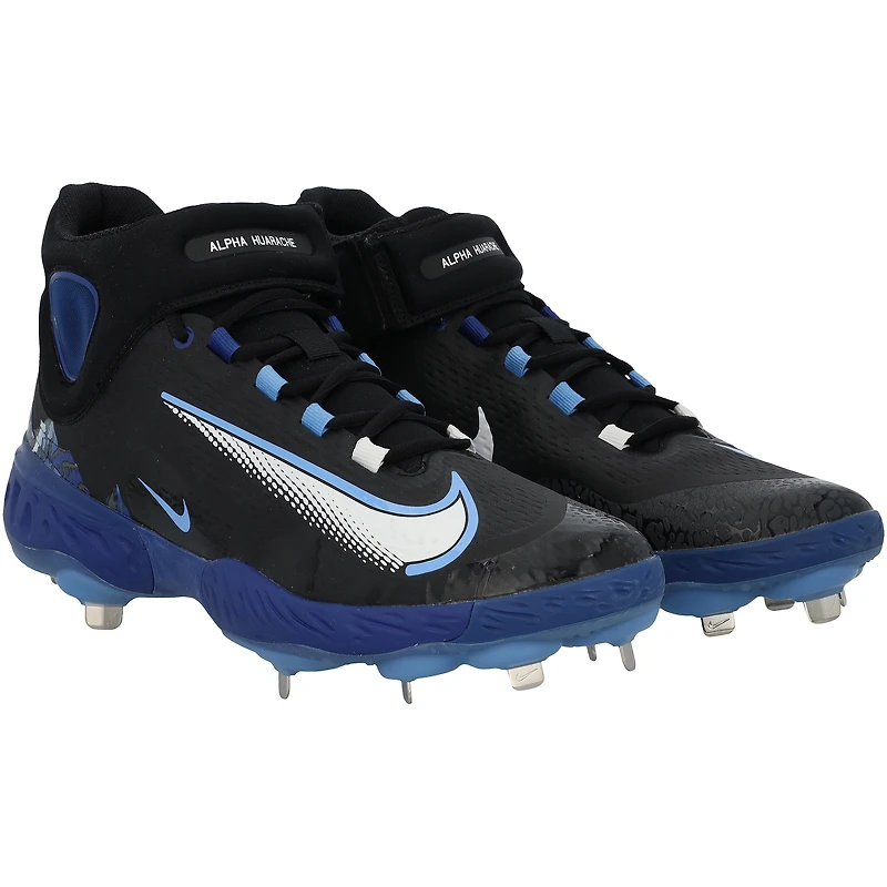 Crampons Nike noirs et bleus portés par Pete Alonso, joueur des Mets de New York, lors de la saison 2025 de la MLB.