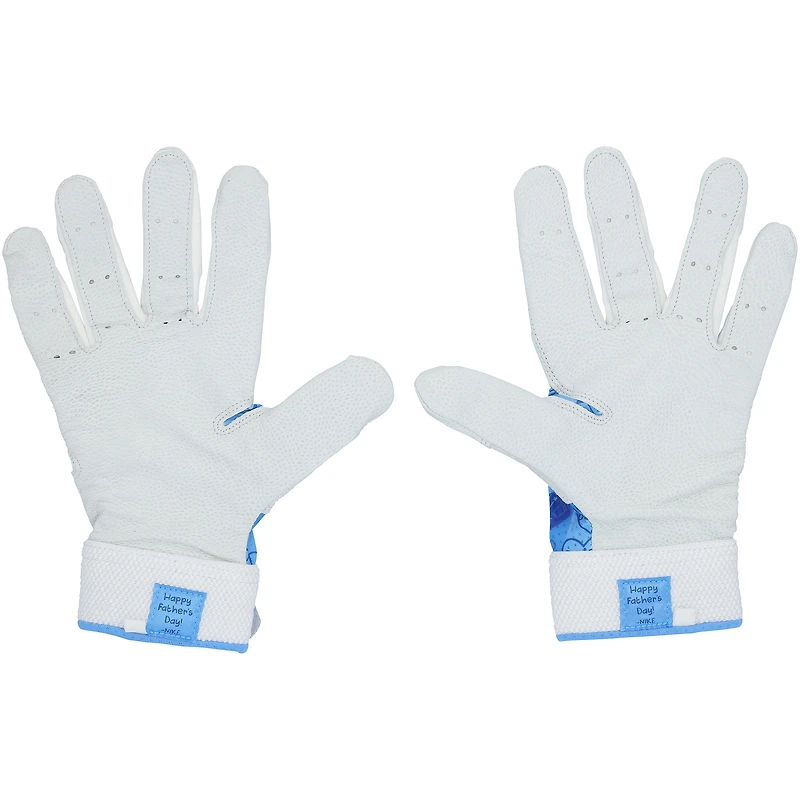 Gants de frappe Nike bleus et blancs portés par Pete Alonso, joueur des Mets de New York, lors de la saison 2025 de la MLB.