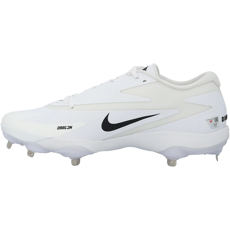 Crampons blancs Nike portés par Pete Alonso, joueur des Mets de New York, lors de la saison 2025 de la MLB.