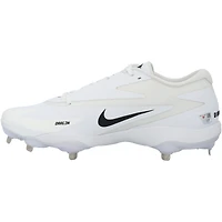 Crampons blancs Nike portés par Pete Alonso, joueur des Mets de New York, lors de la saison 2025 de la MLB.