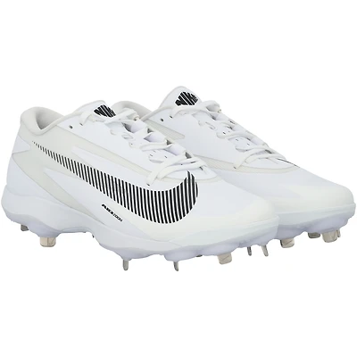 Crampons blancs Nike portés par Pete Alonso, joueur des Mets de New York, lors de la saison 2025 de la MLB.
