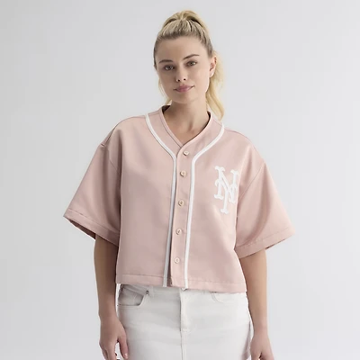 Haut de baseball en satin rose délavé Fanatics pour femme, modèle emblématique des Mets New York, entièrement boutonné.