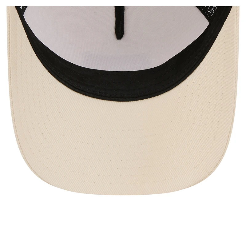 Casquette trucker ajustable New Era pour femme, beige clair, New York Mets, écusson ton sur ton 9FORTY M-Crown A-Frame, modèle New Era 9FORTY M-Crown, avec patch en forme de A et écusson en forme de A.