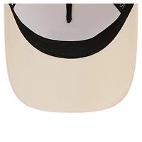 Casquette trucker ajustable New Era pour femme, beige clair, New York Mets, écusson ton sur ton 9FORTY M-Crown A-Frame, modèle New Era 9FORTY M-Crown, avec patch en forme de A et écusson en forme de A.