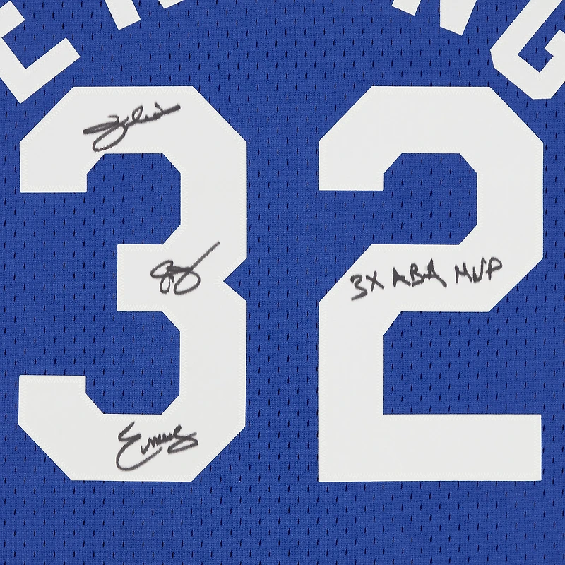 Maillot Swingman Mitchell & Ness bleu des New York Nets, autographié par Julius Erving (saison 1973-1974), avec inscription « 3 fois MVP de l'ABA ».
