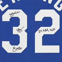 Maillot Swingman Mitchell & Ness bleu des New York Nets, autographié par Julius Erving (saison 1973-1974), avec inscription « 3 fois MVP de l'ABA ».