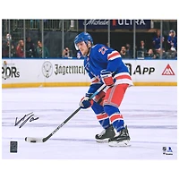 Photographie autographiée du maillot bleu 16'' x 20'' d'Adam Fox des Rangers de New York avec rondelle