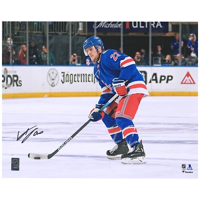 Photo d'Adam Fox, joueur des Rangers de New York, autographiée (maillot bleu 16'' x 20'') avec rondelle