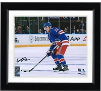 Photographie autographiée de 8'' x 10'' du maillot bleu avec rondelle d'Adam Fox des Rangers de New York
