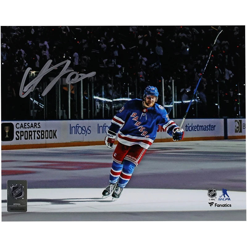 Photographie autographiée de 20 x 25 cm d'Adam Fox des Rangers de New York lors du salut d'après-match
