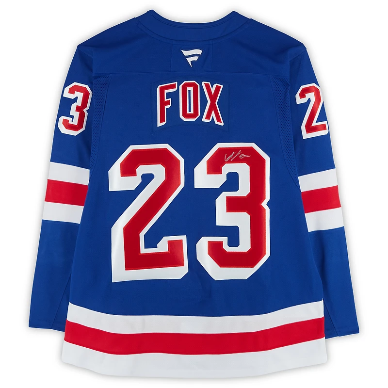 Maillot premium bleu dédicacé par Adam Fox des Rangers de New York