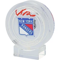 Rondelle de cristal autographiée par Adam Fox des Rangers de New York, remplie de glace utilisée lors du match de la saison 2023-24