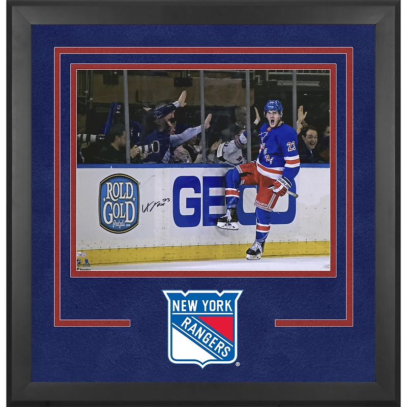 Photographie encadrée de luxe autographiée par Adam Fox des Rangers de New York, 16" x 20"