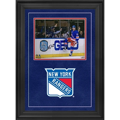 Photographie encadrée de luxe autographiée par Adam Fox des Rangers de New York, 8" x 10", pour célébrer le maillot bleu
