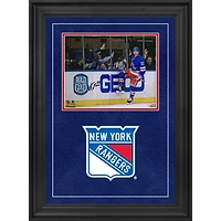 Photographie encadrée de luxe autographiée par Adam Fox des Rangers de New York, 8" x 10", pour célébrer le maillot bleu