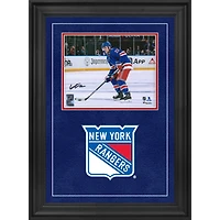 Photographie encadrée de luxe autographiée par Adam Fox des Rangers de New York, maillot bleu de 20,3 x 25,4 cm, patinant avec une rondelle