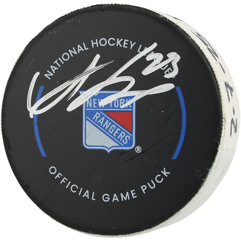 Rondelle de but autographiée par Adam Fox, joueur des Rangers de New York, utilisée lors du match contre les Penguins de Pittsburgh le 7 février 2025