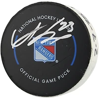 Rondelle de but autographiée par Adam Fox, joueur des Rangers de New York, utilisée lors du match contre les Penguins de Pittsburgh le 7 février 2025