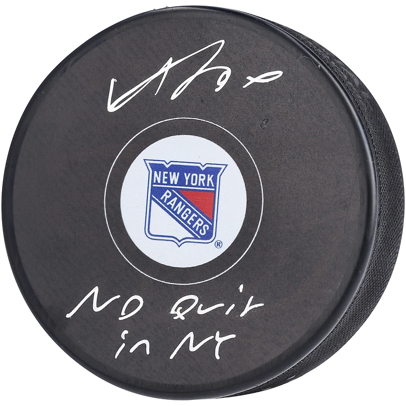 Rondelle de hockey autographiée par Adam Fox des Rangers de New York avec l'inscription « No Quit in NY »