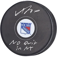 Rondelle de hockey autographiée par Adam Fox des Rangers de New York avec l'inscription « No Quit in NY »