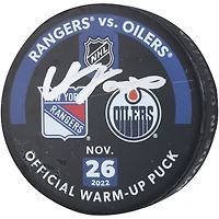 Rondelle d'entraînement autographiée par Adam Fox des Rangers de New York utilisée lors de l'échauffement contre les Oilers d'Edmonton le 26 novembre 2022