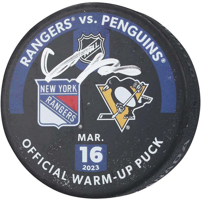 Rondelle d'entraînement autographiée par Adam Fox des Rangers de New York utilisée lors de l'échauffement contre les Penguins de Pittsburgh le 16 mars 2023