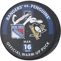 Rondelle d'entraînement autographiée par Adam Fox des Rangers de New York utilisée lors de l'échauffement contre les Penguins de Pittsburgh le 16 mars 2023