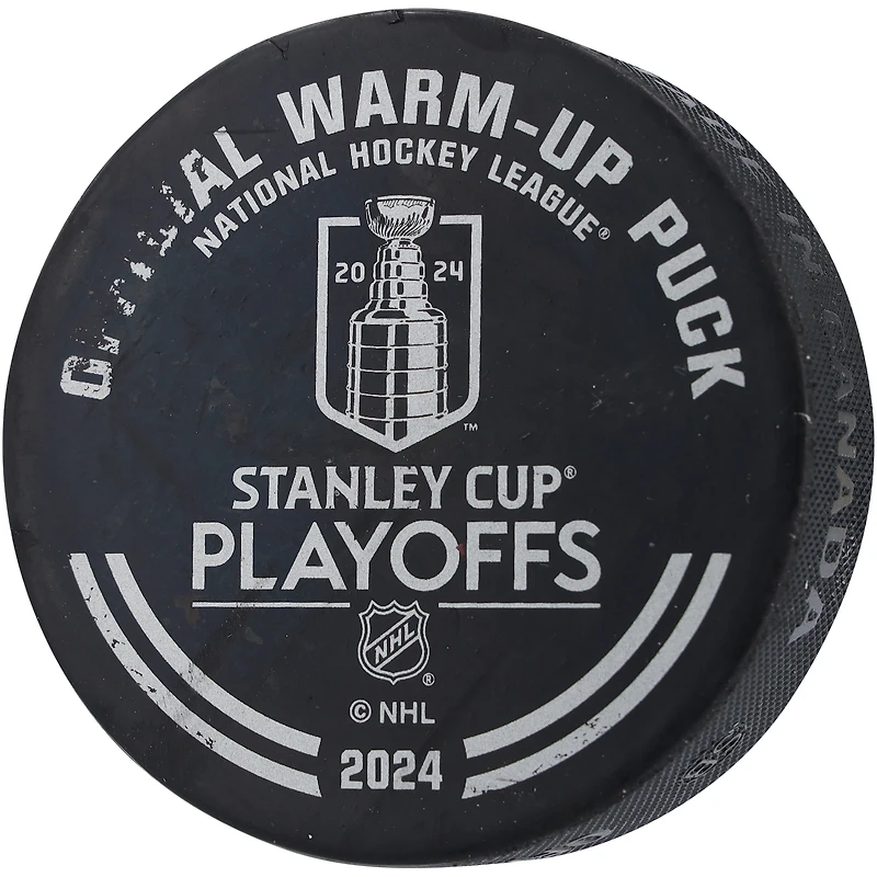 Rondelle d'échauffement autographiée par Adam Fox des Rangers de New York lors du deuxième match du premier tour lors des séries éliminatoires de la Coupe Stanley 2024 contre les Capitals de Washington