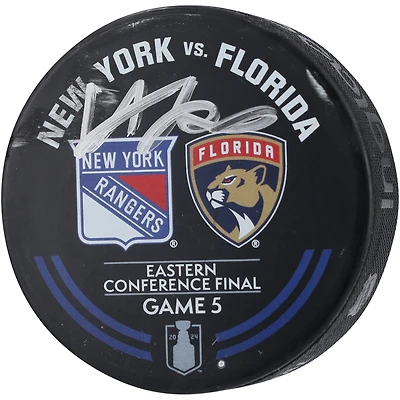 Rondelle d'échauffement autographiée par Adam Fox des Rangers de New York lors du cinquième match de la finale de la Conférence de l'Est lors des séries éliminatoires de la Coupe Stanley 2024 contre les Panthers de la Floride