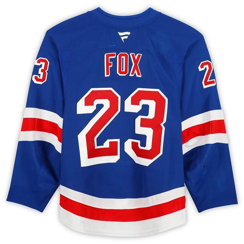 Maillot bleu Adam Fox des Rangers de New York, numéro 23, utilisé lors du match de la saison 2024-25 de la LNH