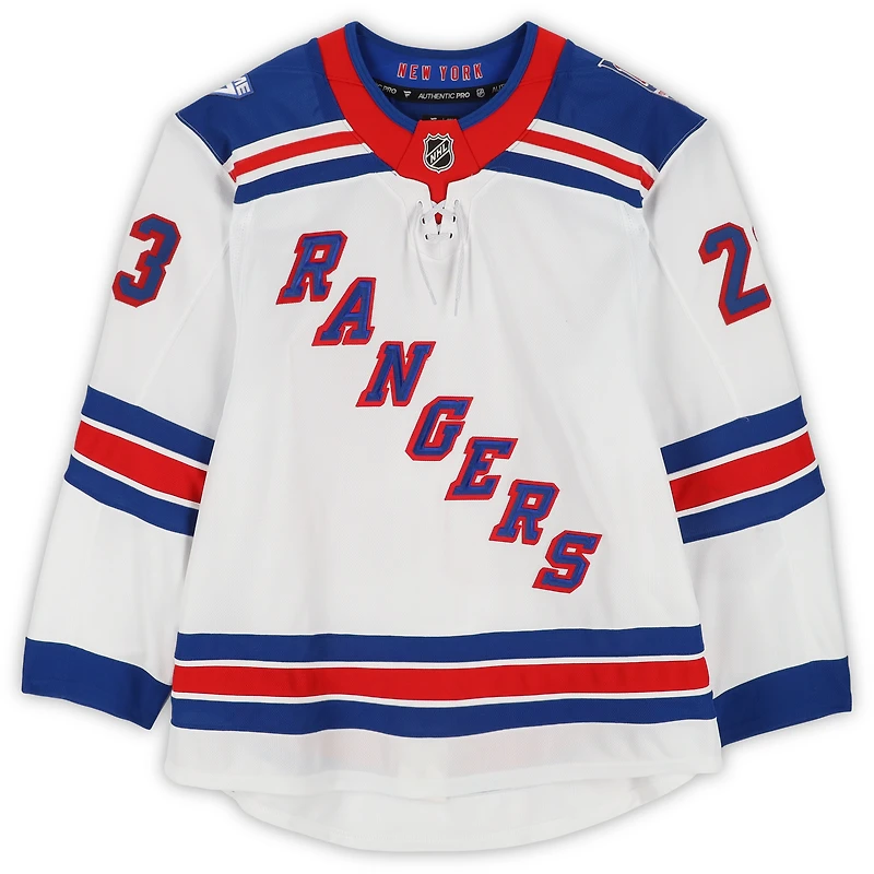 Maillot blanc n° 23 porté par Adam Fox, des Rangers de New York, lors du match contre les Sabres de Buffalo le 9 octobre 2024.