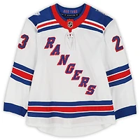 Maillot blanc n° 23 porté par Adam Fox, des Rangers de New York, lors du match contre les Sabres de Buffalo le 9 octobre 2024.