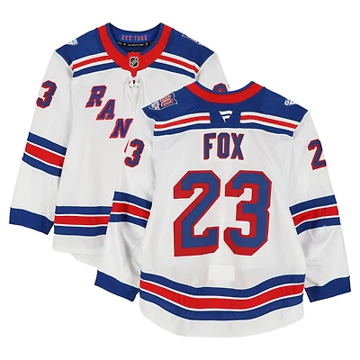 Maillot blanc n° 23 porté par Adam Fox, des Rangers de New York, lors du match contre les Sabres de Buffalo le 9 octobre 2024.