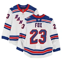 Maillot blanc n° 23 porté par Adam Fox, des Rangers de New York, lors du match contre les Sabres de Buffalo le 9 octobre 2024.