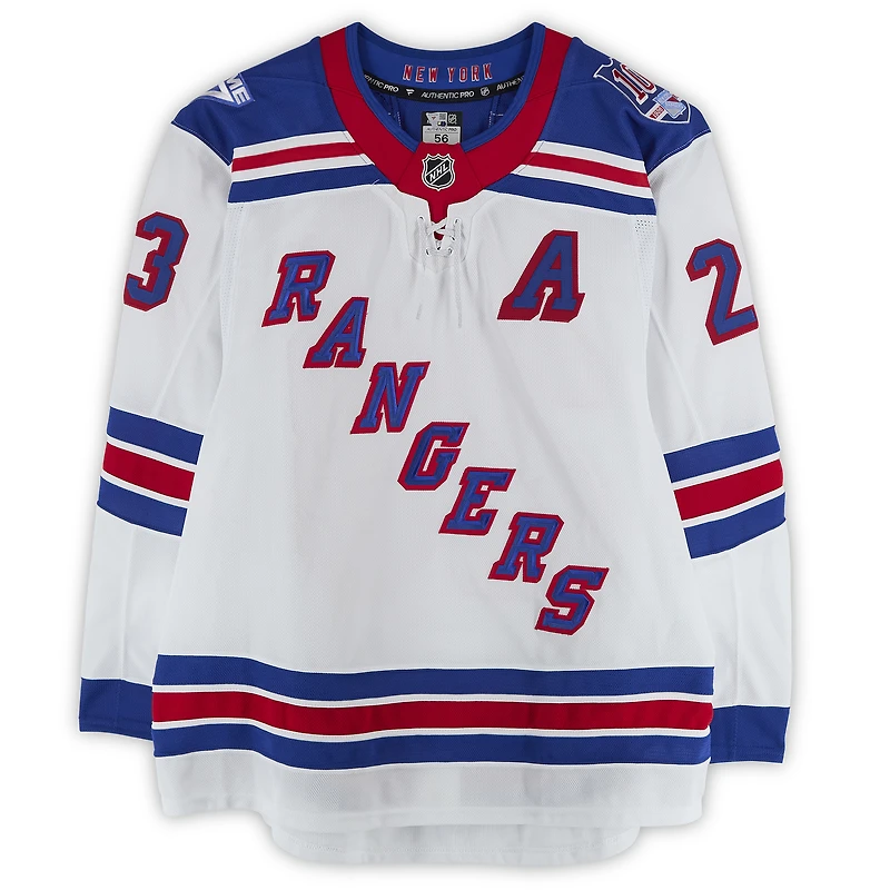 Maillot blanc n° 23 porté par Adam Fox des Rangers de New York lors de la saison 2025-2026 de la LNH.