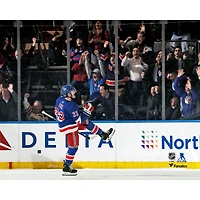 Adam Fox, joueur non signé des Rangers de New York, célèbre son but gagnant en prolongation