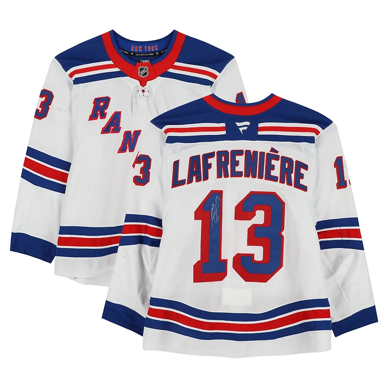 Maillot blanc autographié par Alexis Lafrenière, porté en match par les Rangers de New York (numéro 13), série 3, saison 2024-2025 de la LNH.